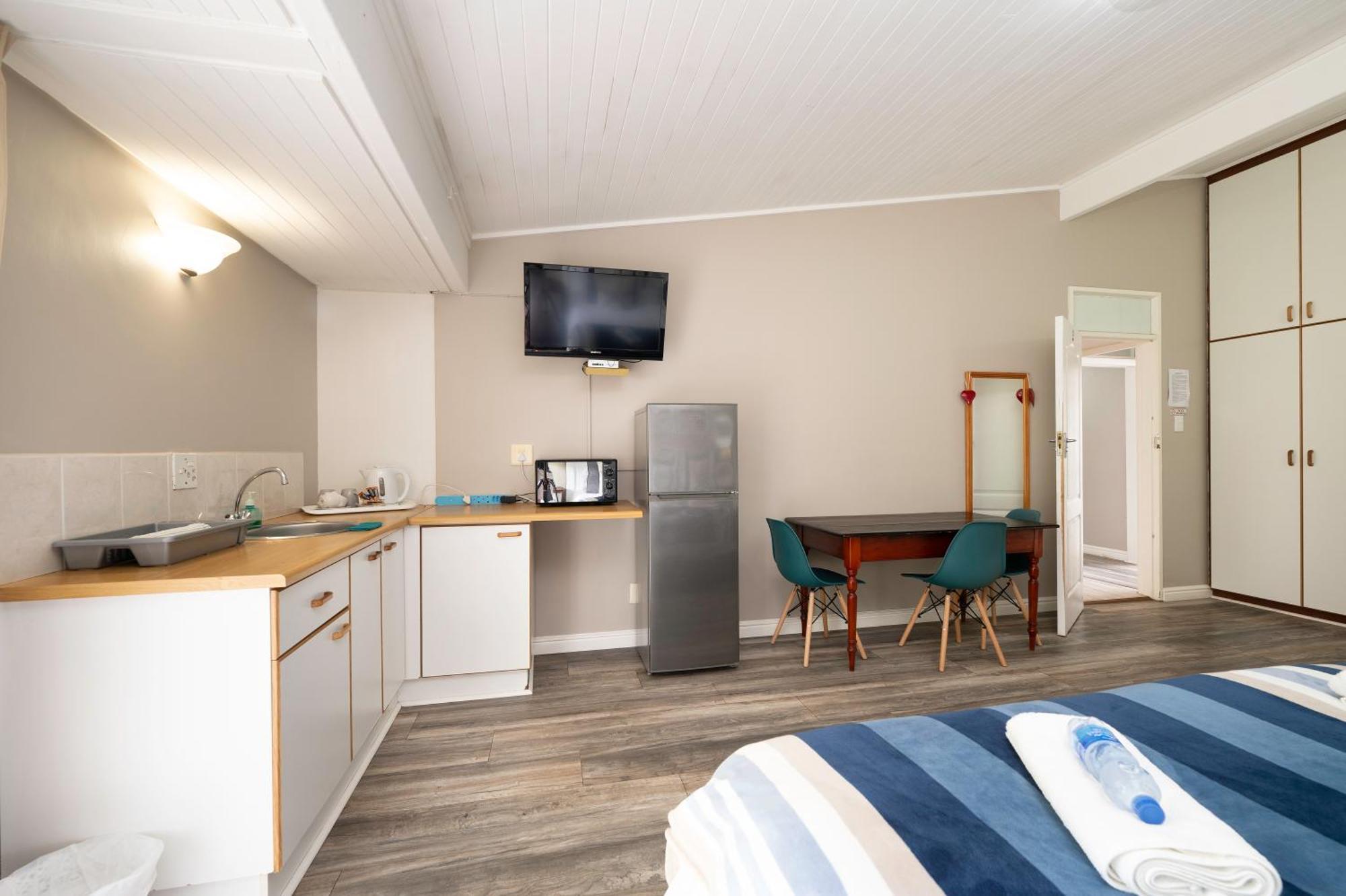 Admirals Lodge Guest House And Brightways Self Catering Apartments Порт-Элизабет Экстерьер фото