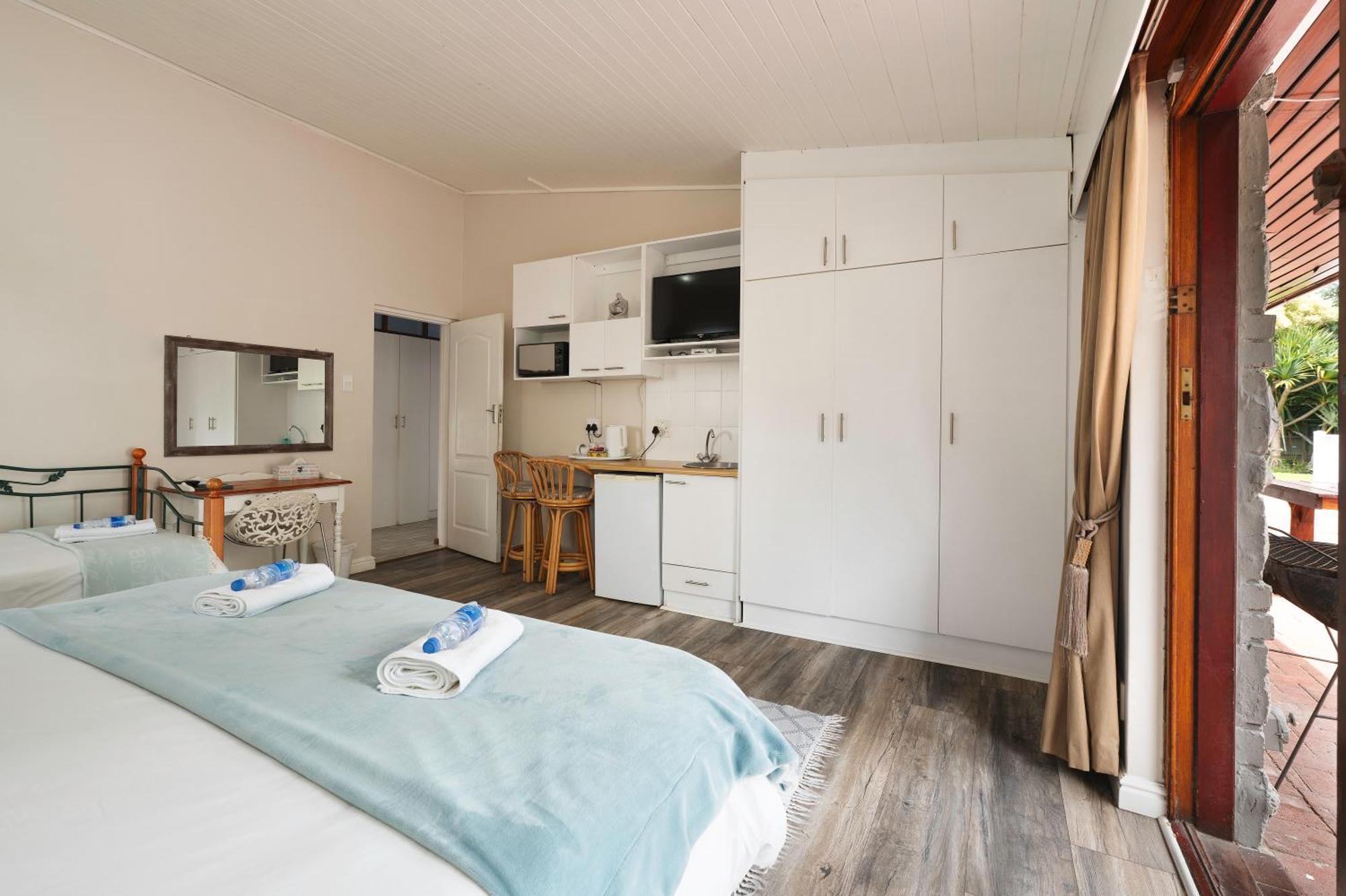 Admirals Lodge Guest House And Brightways Self Catering Apartments Порт-Элизабет Экстерьер фото