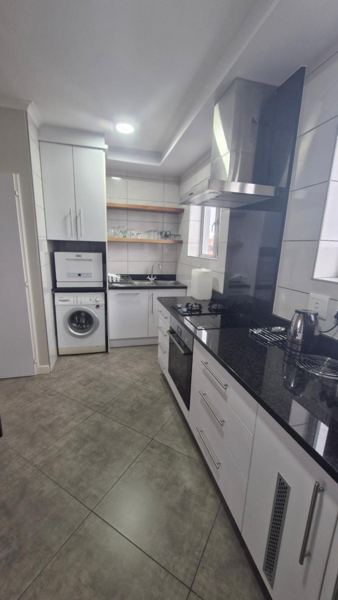 Admirals Lodge Guest House And Brightways Self Catering Apartments Порт-Элизабет Экстерьер фото