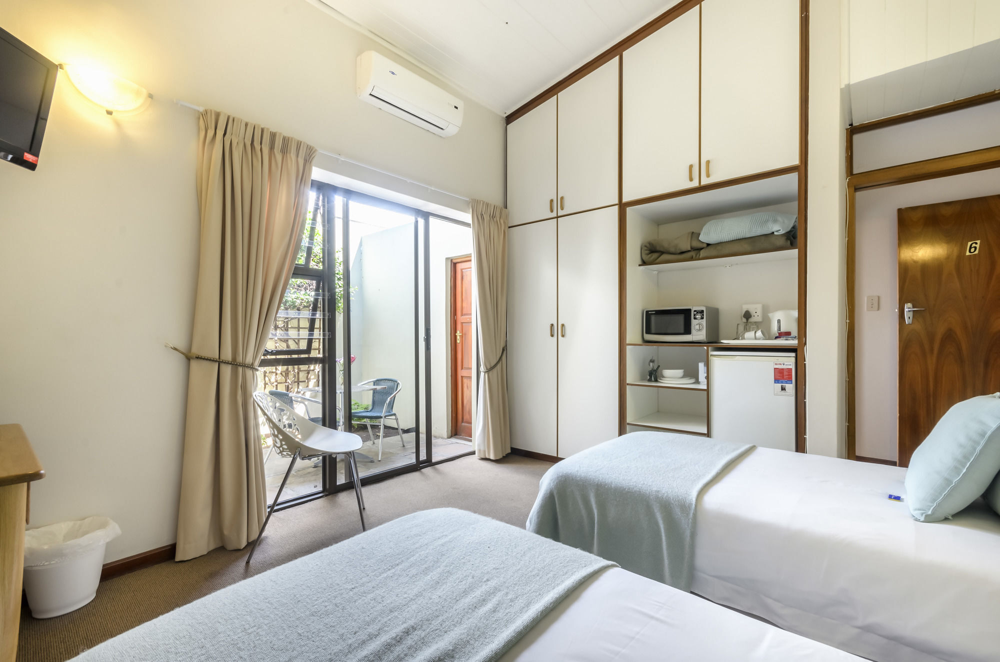 Admirals Lodge Guest House And Brightways Self Catering Apartments Порт-Элизабет Экстерьер фото